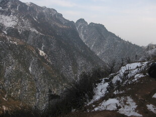 雪山峻岭风景图
