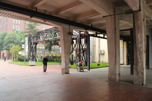 廊下行人 静谧户外场景