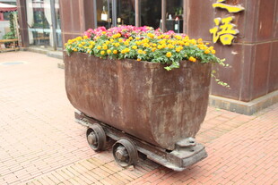 复古铁桶花车装点街道