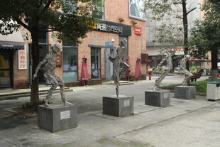 街头艺术雕塑装点城市空间