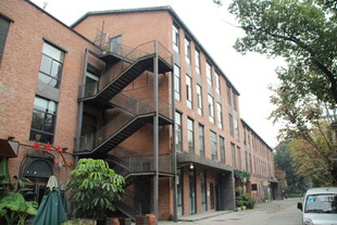 红砖建筑街道景致