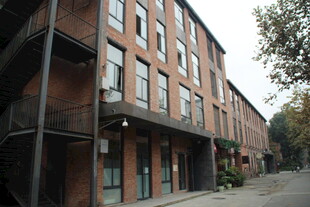 复古红砖建筑街道景象