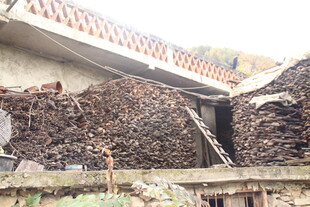 老旧屋顶坍塌现场