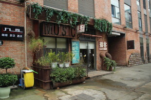 复古风街边绿植装饰小店