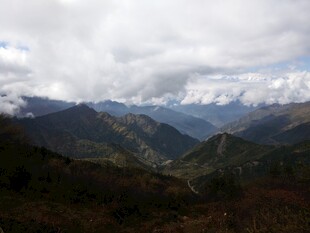 云雾缭绕的壮美山峦