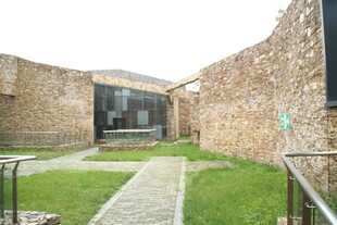 古老砖墙中的现代庭院