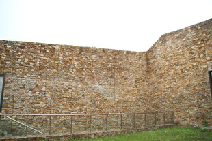 古老石砌城墙一角