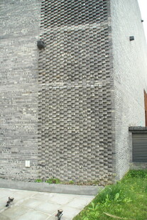 灰色砖墙建筑局部景观