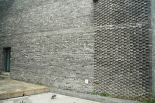 灰色砖墙建筑外观一角