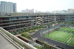 城市中独特的多层建筑景观