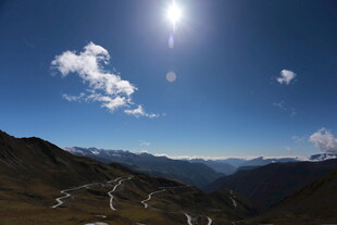 高山晴空下的壮美盘山公路