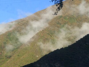 山间云雾缭绕的秀丽景致