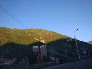 山间光影下的村落景象