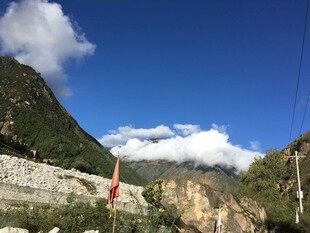 山间风景 红旗飘扬