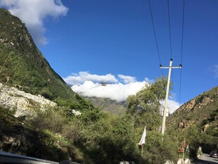 山间公路旁的电线杆与风景