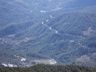 山间蜿蜒公路 绿意盎然