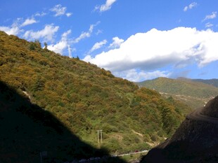 山间美景 蓝天白云映青山