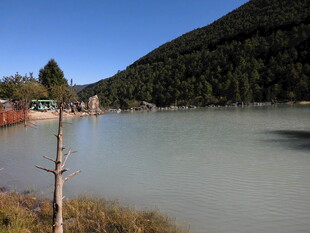 山间宁静湖水风景图