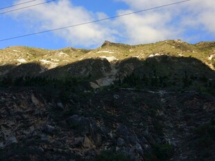 阳光照耀下的山峦美景