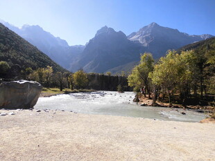 山间河流与葱郁山林美景