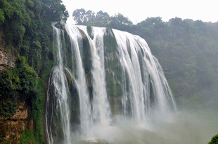 壮观瀑布展现自然之美