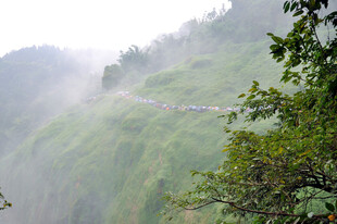 山间云雾缭绕的蜿蜒公路