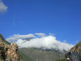 山间云海蓝天美景