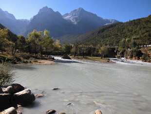 山间河流与巍峨山脉景观