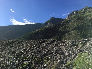 山间碎石地 蓝天青山景