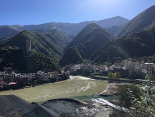 山间河谷美丽风光