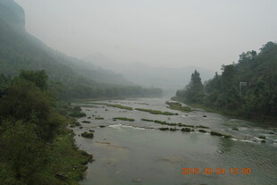 山间迷雾中的蜿蜒河流