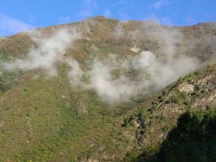 山间云雾缭绕的秀丽景致