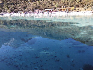 清澈蓝湖美景
