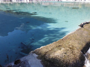 海边礁石旁的清澈海水