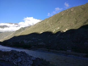 山间河流与壮丽山景