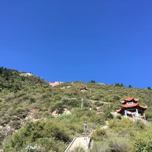 山间古亭 蓝天绿树相映