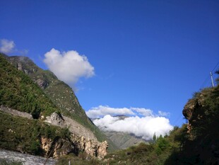 山间美景 蓝天白云伴翠谷