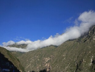 蓝天白云下的山峦景色