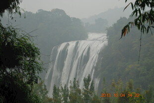 壮观瀑布 隐于葱郁山林间
