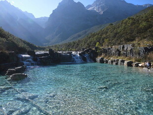 山间清澈碧潭美景