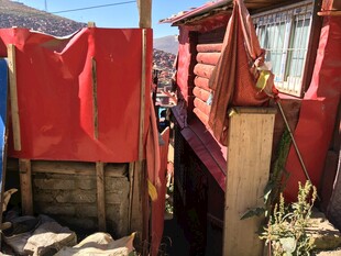 红色简易棚屋的狭窄通道