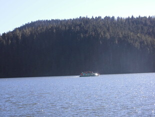 湖面上的小船与远处山林