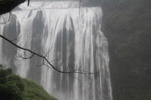壮观瀑布倾泻而下