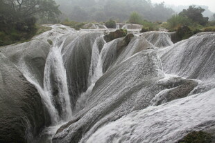壮观瀑布 水流奔腾而下