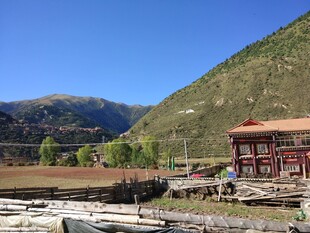 山间木屋旁的宁静景致