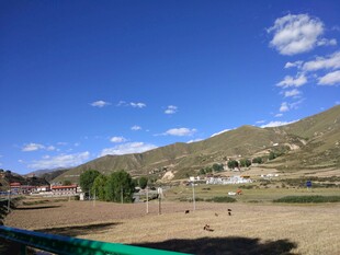 山间开阔场地 蓝天绿树