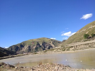 山间河流的秀丽风光