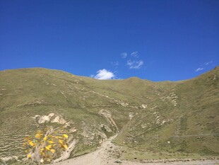 山间蜿蜒小路 蓝天相伴