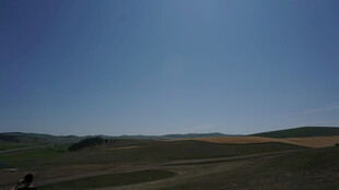 广袤原野上的晴朗蓝天