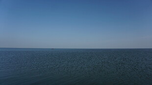 广阔海面与蓝天